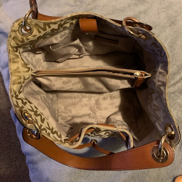 😍😍Michael Kors Purse😍😍 - Picture 3 of 3